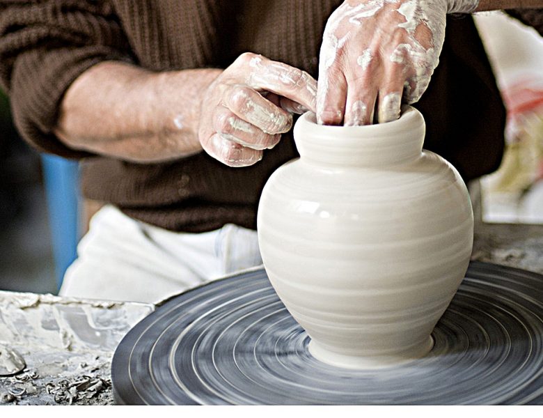 Operatore della ceramica artigianale